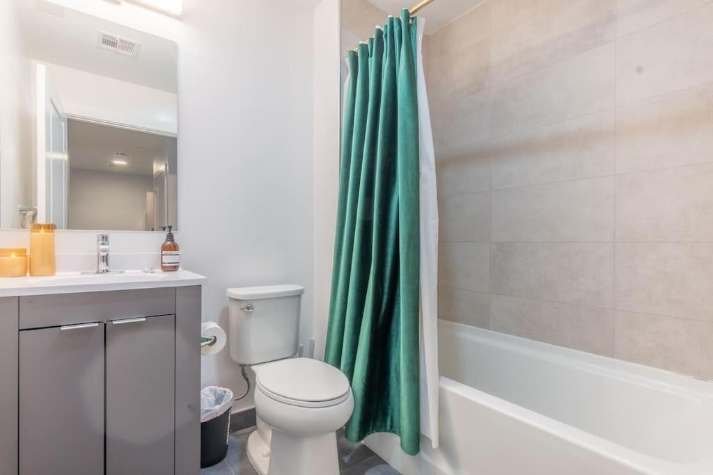 2 Bedroom 2 Bath Suite, Near American Dream And The Airport, Free Parking, King Bed And 2 Queen Beds, Washer And Dryer Orange Kültér fotó