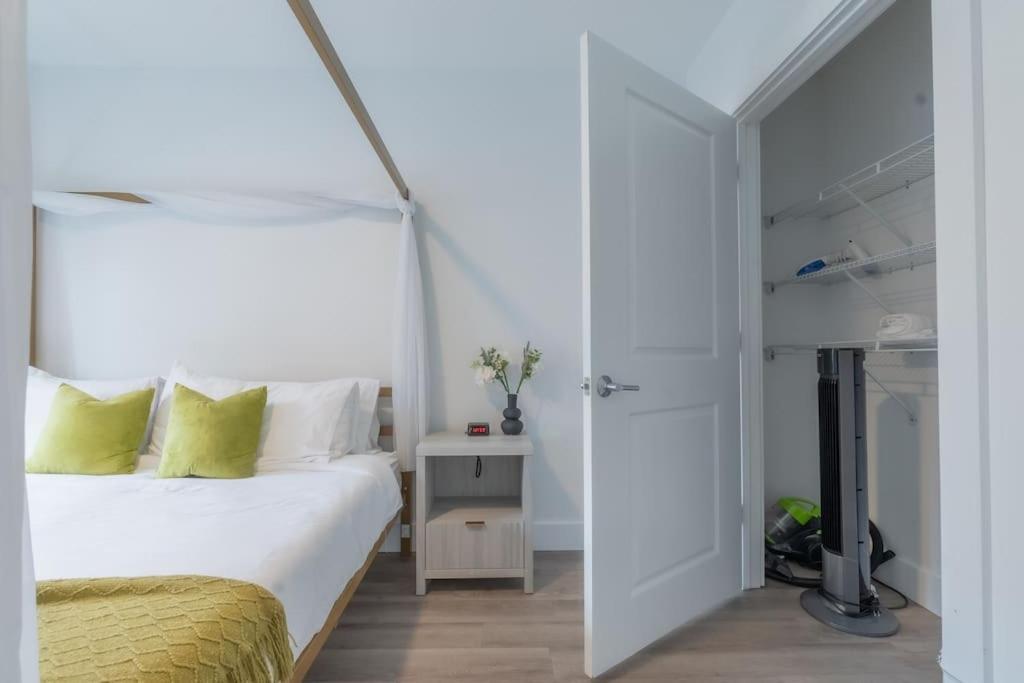 2 Bedroom 2 Bath Suite, Near American Dream And The Airport, Free Parking, King Bed And 2 Queen Beds, Washer And Dryer Orange Kültér fotó