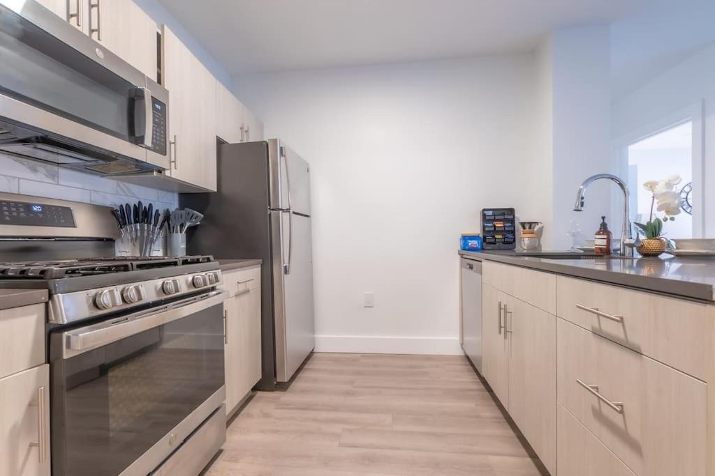 2 Bedroom 2 Bath Suite, Near American Dream And The Airport, Free Parking, King Bed And 2 Queen Beds, Washer And Dryer Orange Kültér fotó