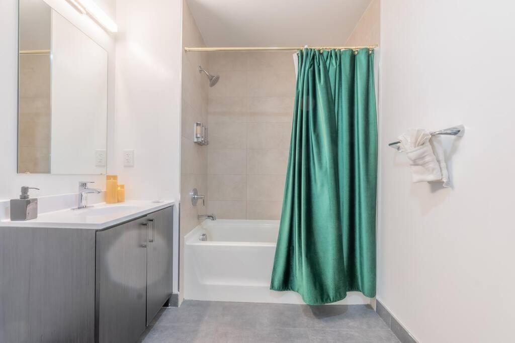2 Bedroom 2 Bath Suite, Near American Dream And The Airport, Free Parking, King Bed And 2 Queen Beds, Washer And Dryer Orange Kültér fotó