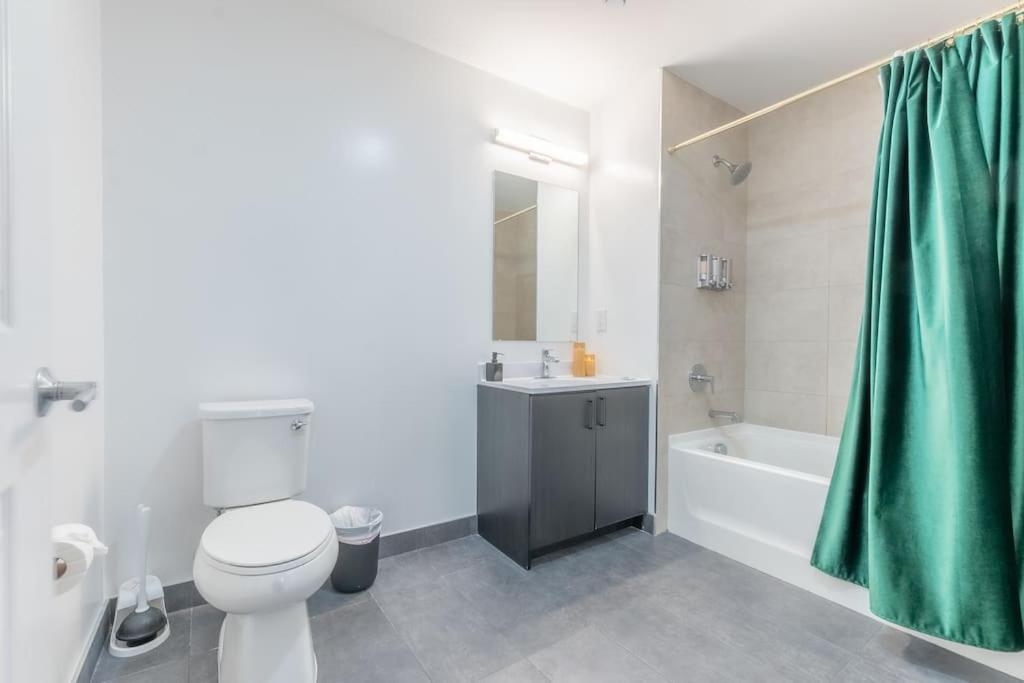 2 Bedroom 2 Bath Suite, Near American Dream And The Airport, Free Parking, King Bed And 2 Queen Beds, Washer And Dryer Orange Kültér fotó